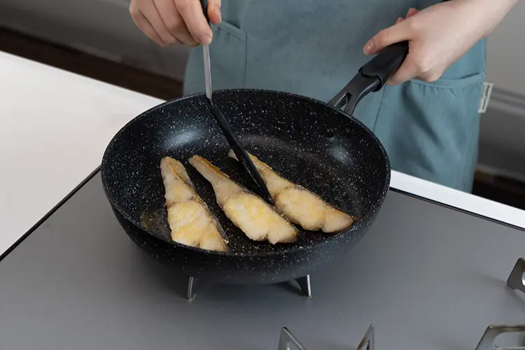 手順1の材料を皮目から焼く