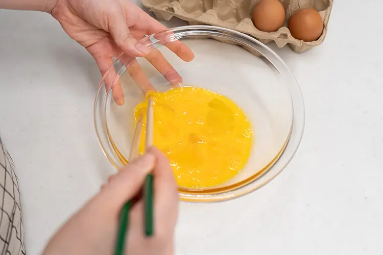ボウルに卵を溶きほぐす