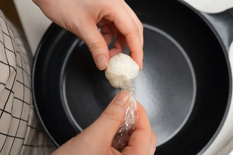 6等分にし、ひと口大に丸める