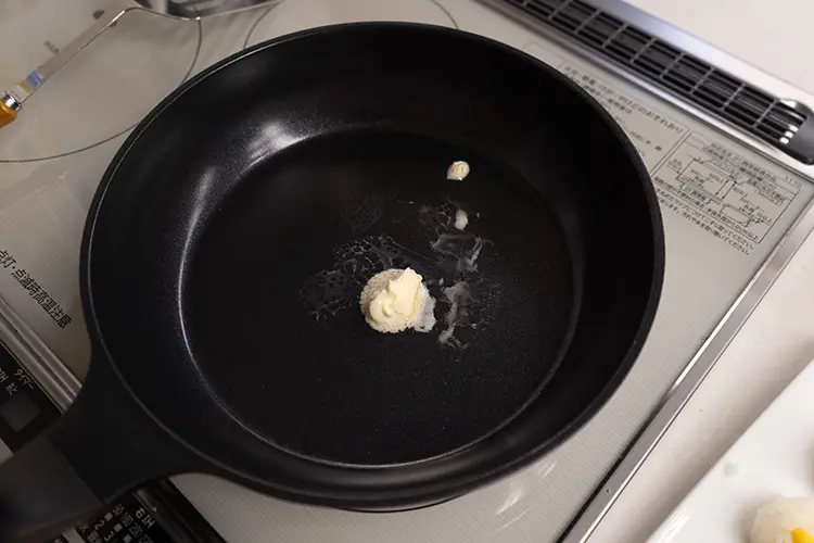 フライパンにバターを入れ中火で加熱する