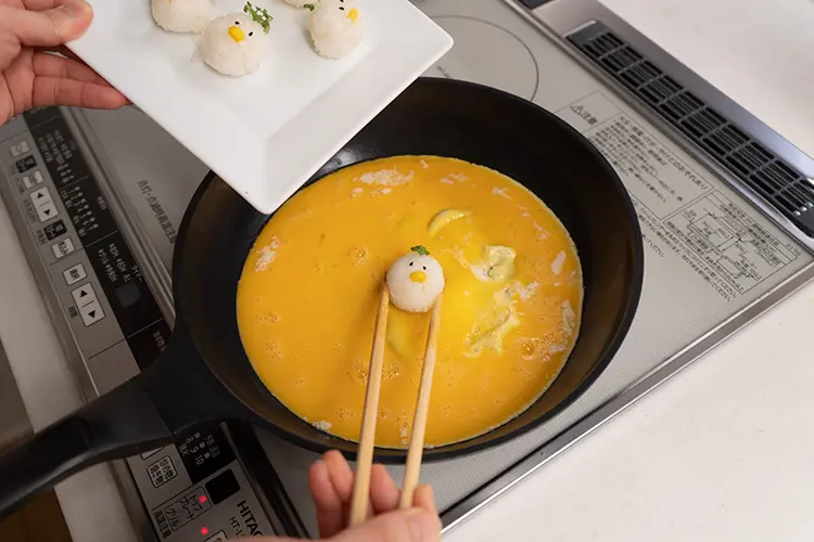 フライパンにバターを入れ中火で加熱する