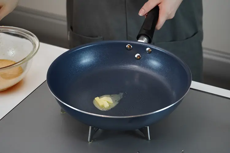 同じフライパンにバターを入れ中火で加熱する