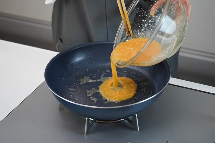 フライパン全体に広げ、火の通りにくい中心部分をさっとかき混ぜる