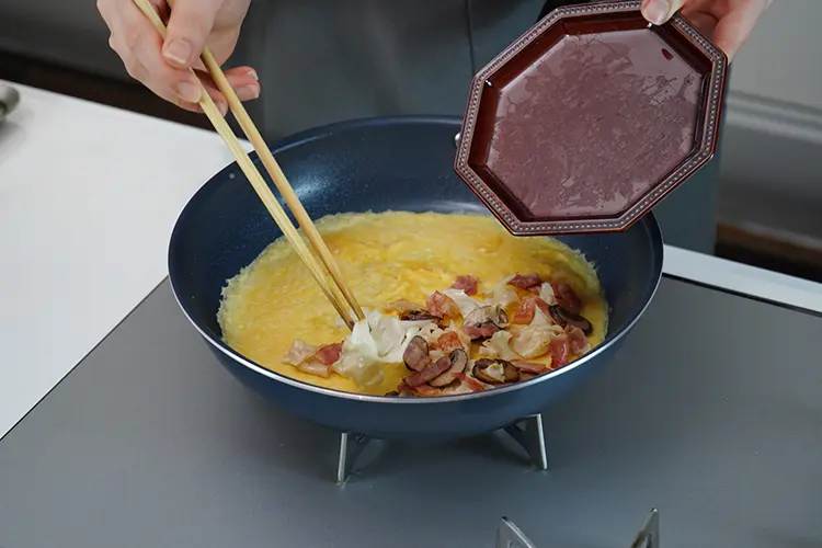 卵の半面に手順3の材料、【B】をのせる