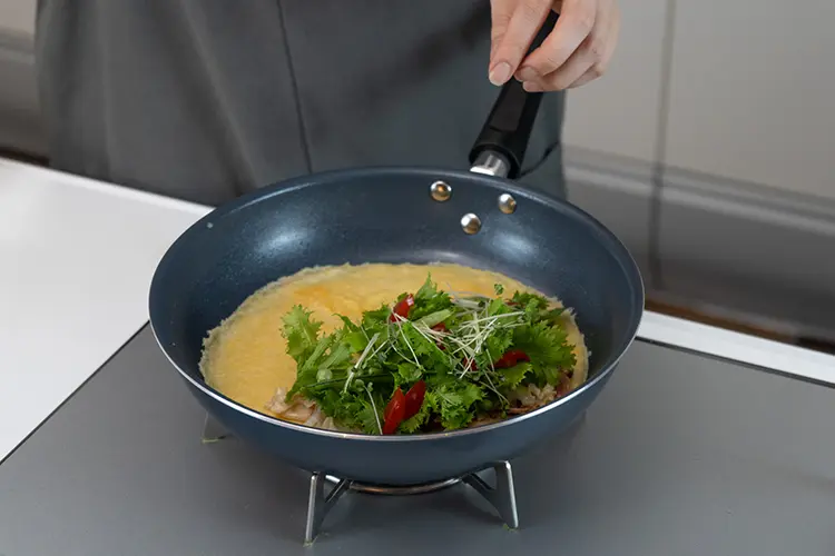 卵の半面に手順3の材料、【B】をのせる