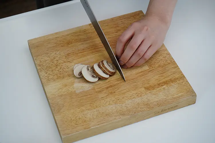 マッシュルームは薄くスライスする