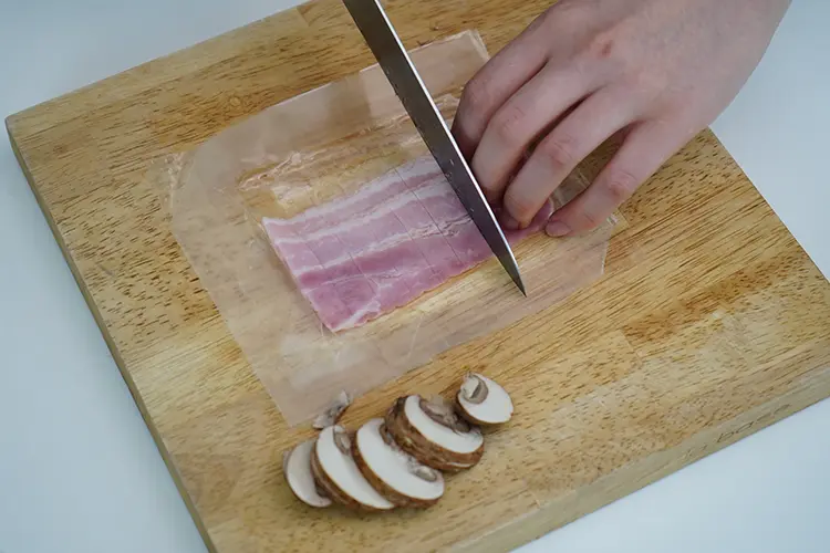 ベーコンは1cm幅程度の短冊切りにする