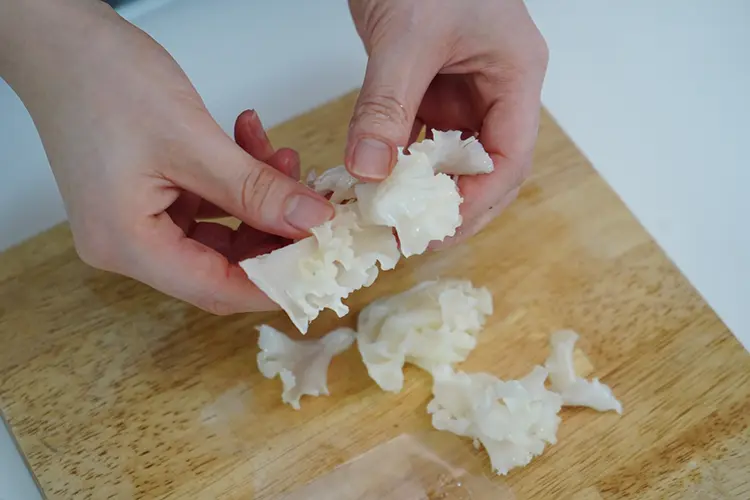 花びら茸は食べやすい大きさに手で割く