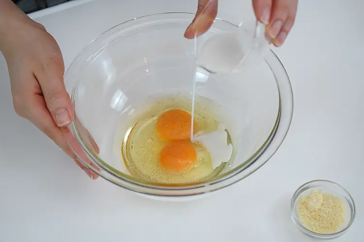ボウルに卵を溶きほぐす