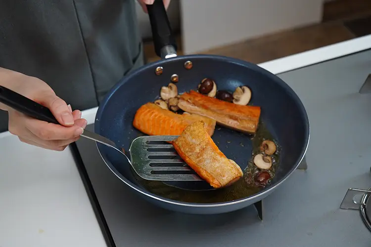 焼き色がついたら裏返し、マッシュルームを加えソテーする