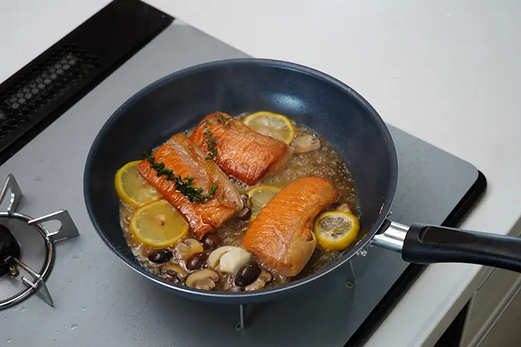 アルコールが飛んだら、輪切りレモン、にんにく、【A】を加える