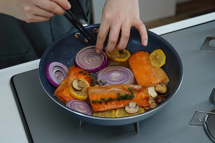 ソースにとろみがついたら紫玉ねぎを加え、さっとソテーする