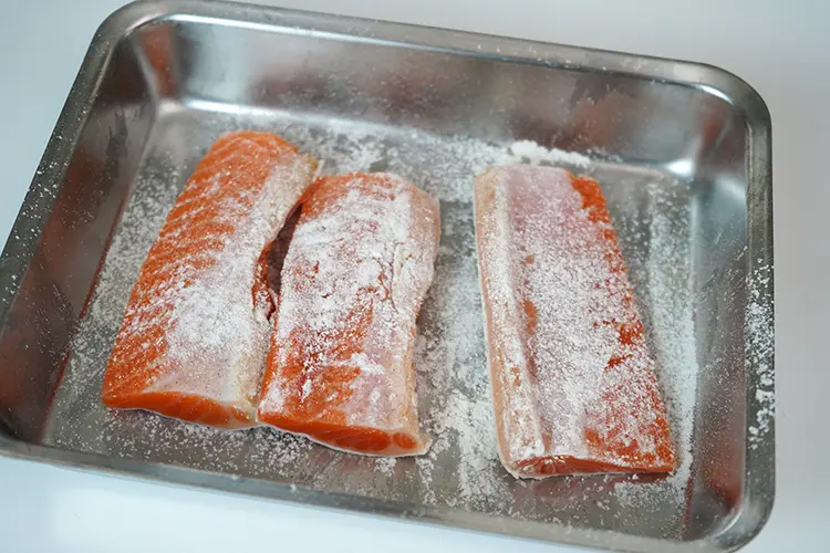 生鮭に塩、こしょうをし薄力粉をまぶす