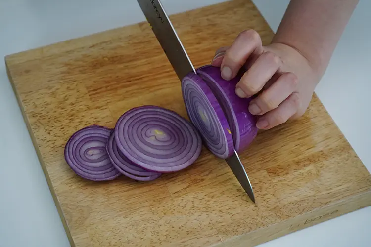 紫玉ねぎは輪切りにする