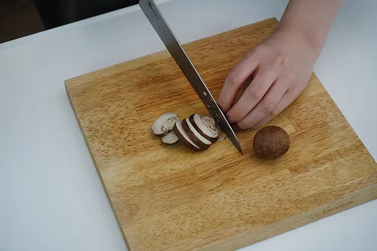 マッシュルームは薄切りにする