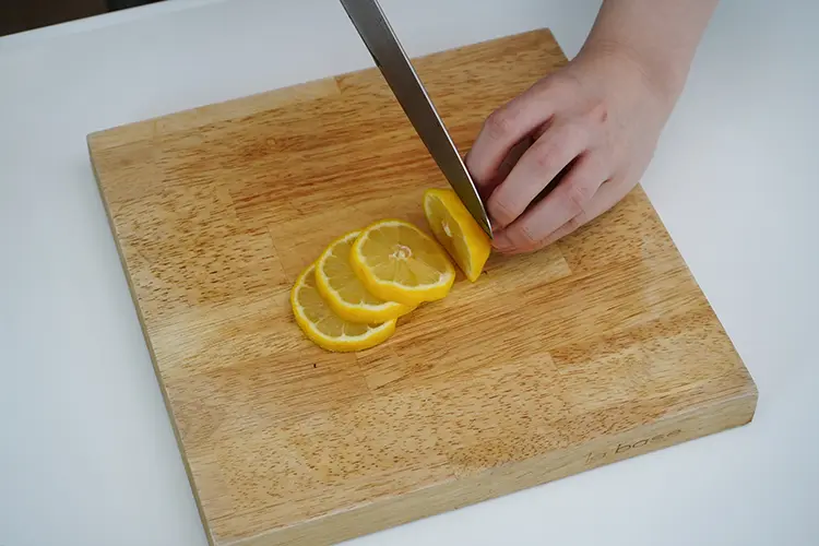 レモンは輪切りにする