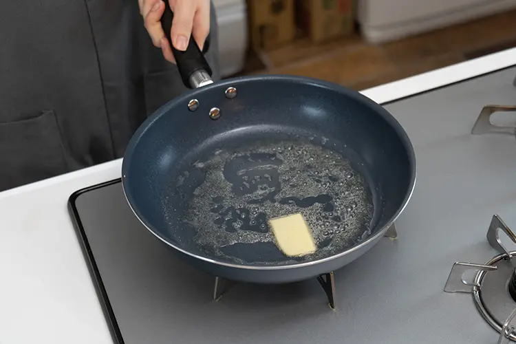 フライパンにオリーブオイル、バターを入れ中火で加熱する