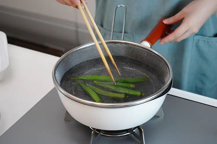 深型フライパン水を入れて蓋をし、中火で加熱する。沸騰したら、塩(分量外)、オクラを入れる