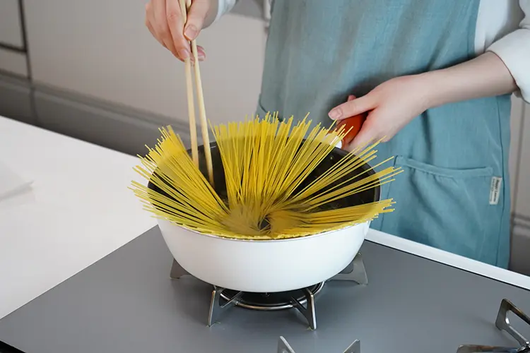 同様のフライパンでスパゲティを茹でる