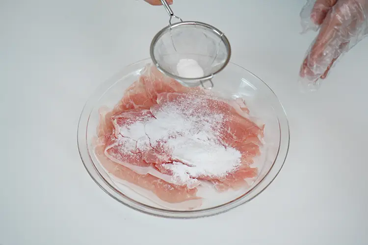 豚しゃぶ肉は片栗粉を薄くまぶす