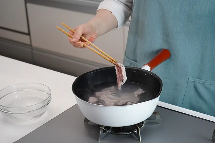 火が通ったらざる等にあげ、粗熱を取る