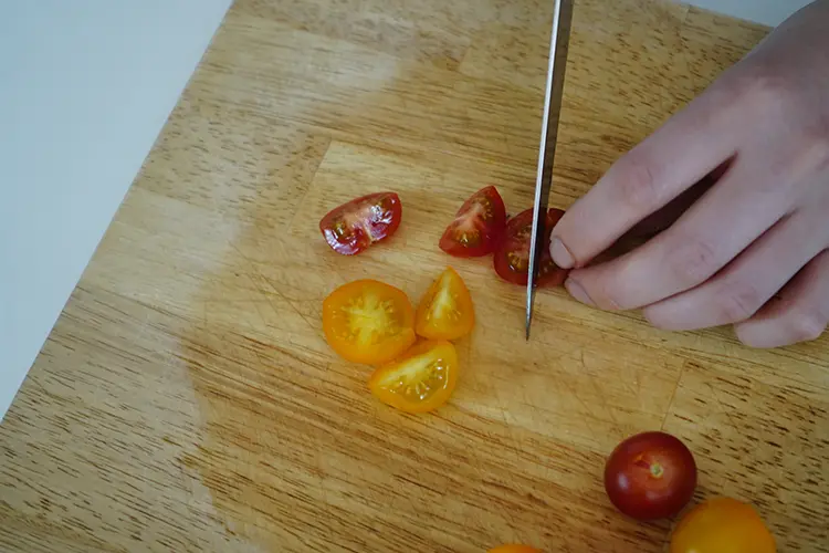 ミニトマトは大きさをお好みで1/2~1/4カットにする