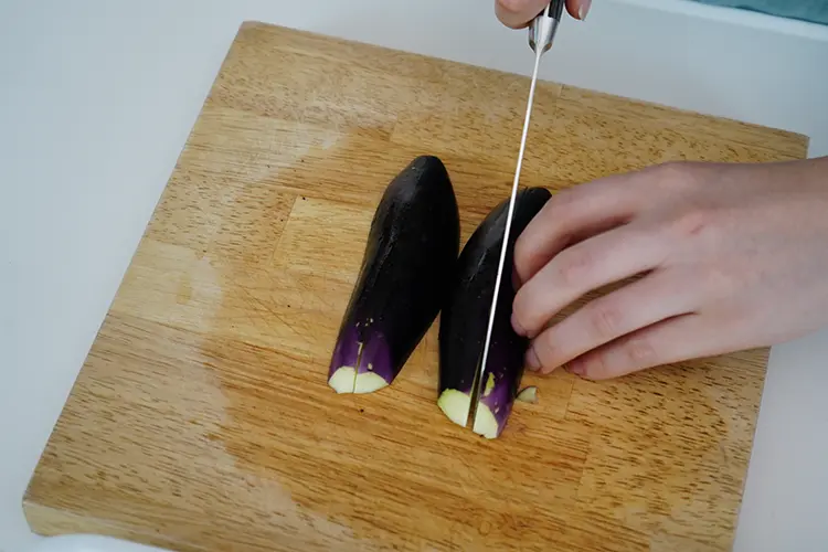 茄子はヘタを取り、縦に1/4カットする