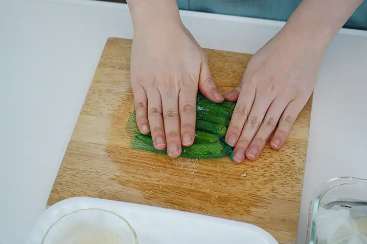 オクラは塩(分量外)を振り、板ずりをする