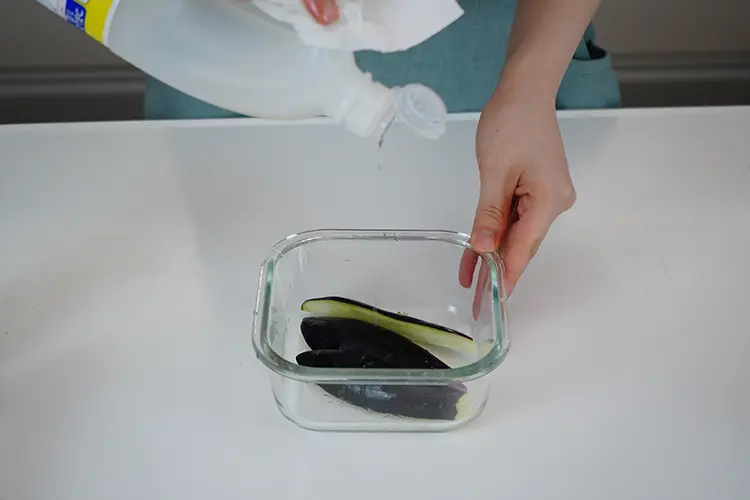茄子は水気をしっかりと拭き取り、耐熱容器に入れる