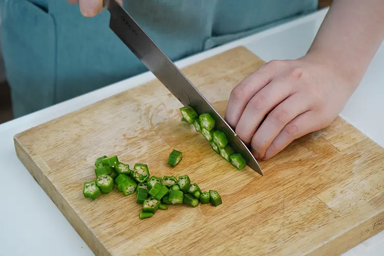 オクラはヘタをとり、5mm~1cm幅程度の輪切りにする