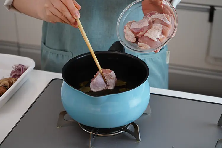 沸騰したら鶏もも肉を加える