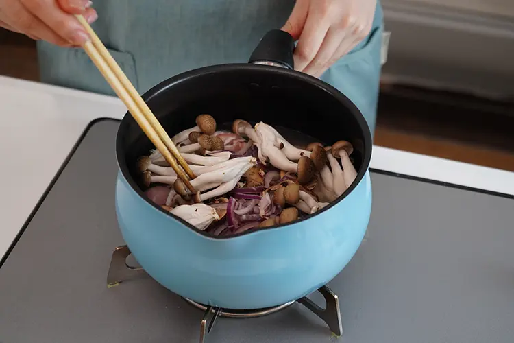 しめじ、紫玉ねぎ、マッシュルームも加える