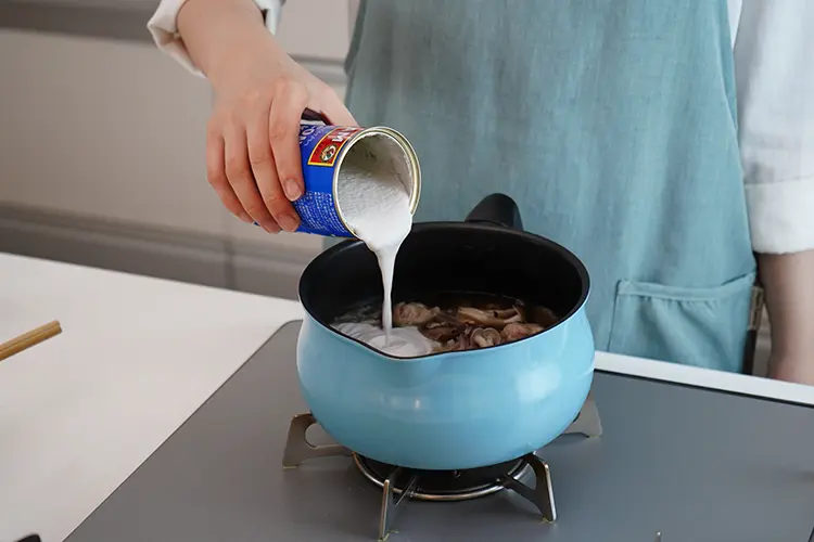 ココナッツミルクを加える