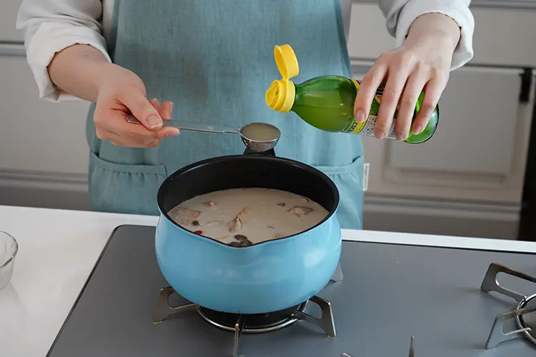 食材に火が通ったら火を止めレモン汁を加える