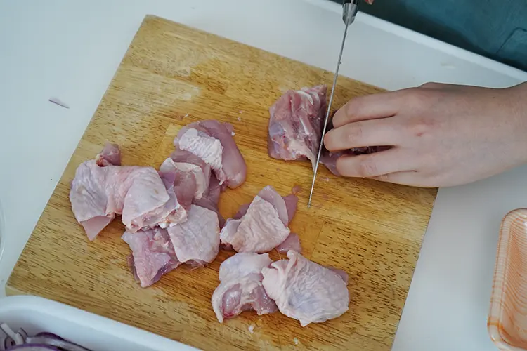 鶏もも肉はひと口大に切る