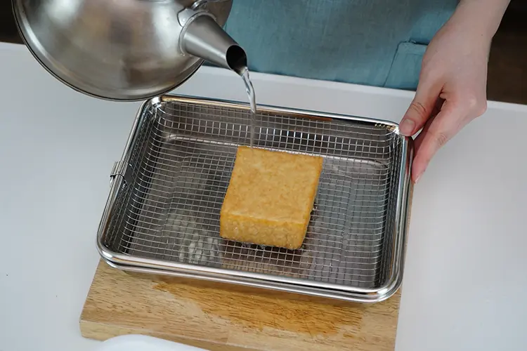 厚揚げは油抜きする