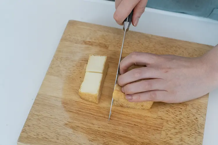 油抜きした厚揚げを食べやすい大きさに切る