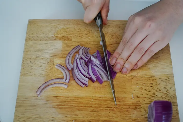 紫玉ねぎは薄くスライスする