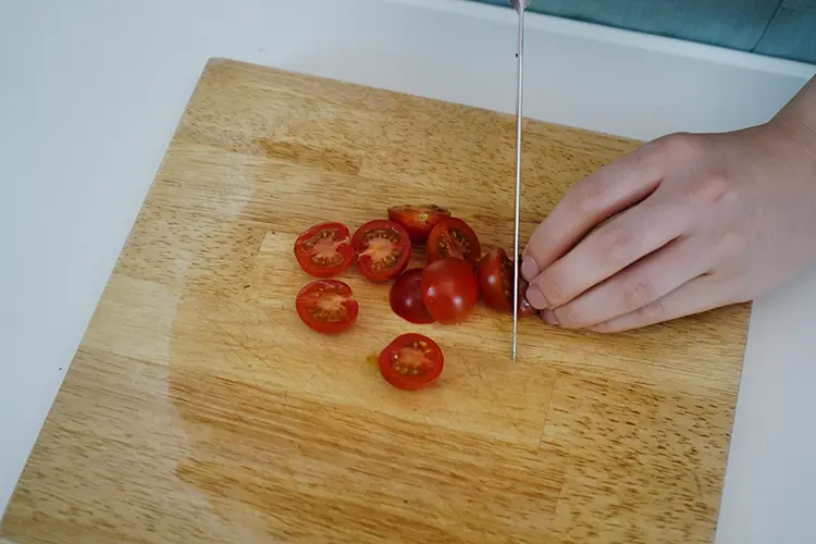 ミニトマトは大きさを半分に切る