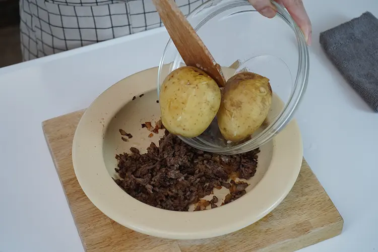 手順3の材料を加え、皮ごと粗く潰しながら全体を混ぜる