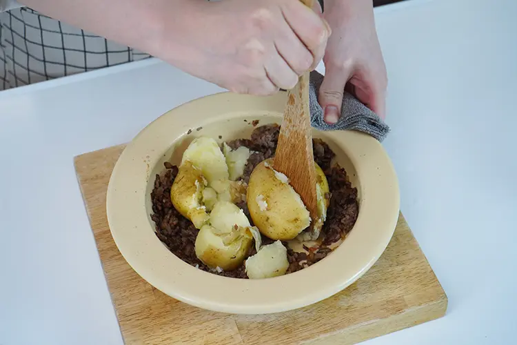 手順3の材料を加え、皮ごと粗く潰しながら全体を混ぜる