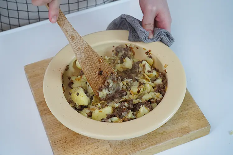 手順6の材料の半量程を手や木ベラ等で軽く押しながら平らに広げる