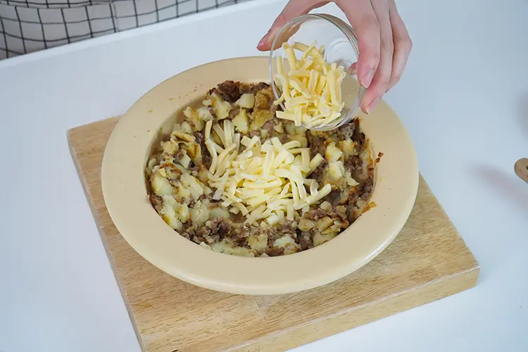 中央を少しくぼませ、ピザ用チーズをまとめて入れる