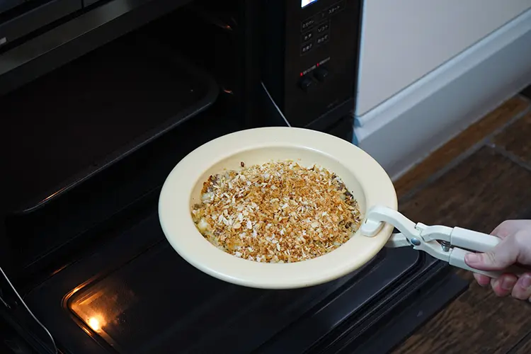 200℃に予熱したオーブンで12～14分程度焼く