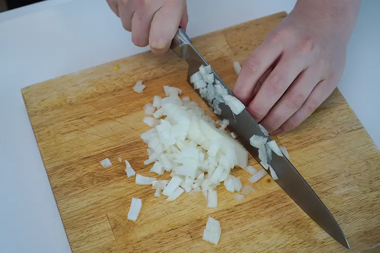 玉ねぎはみじん切りにする