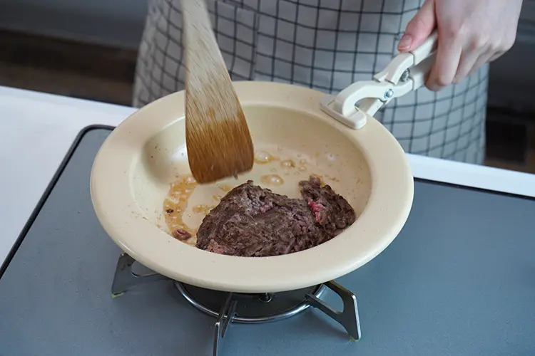 焼き色がついたら裏返し、フライパンの端に寄せる