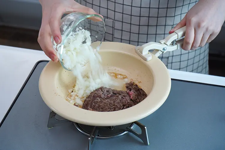 空いたスペースにみじん切りにした玉ねぎを加える