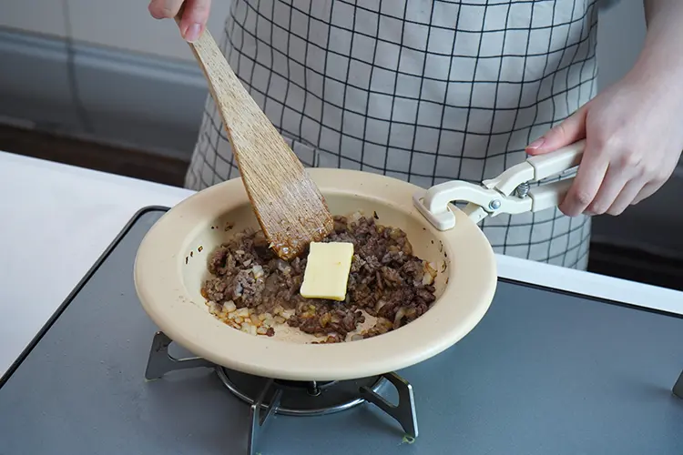 バターを加え再度混ぜ合わせる