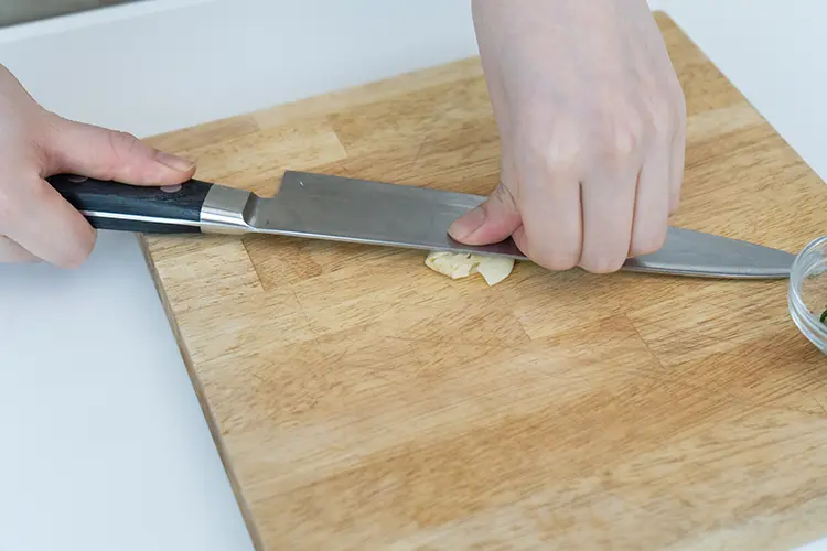にんにくは包丁の背で潰す