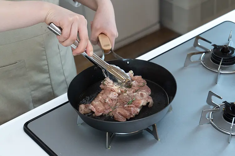 手順2の材料を皮目から入れる